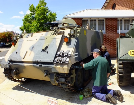 Cleaning tank